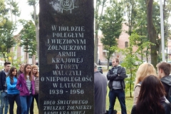 Uczniowie II LO uczą się historii w terenie