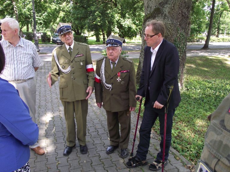 Kwiaty pod pomnikiem poległych żołnierzy AK