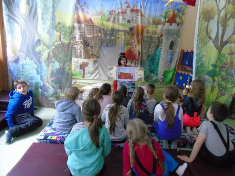 Magia teatrzyku kamishibai w Powiatowej Bibliotece Pedagogicznej w Giżycku