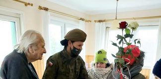 zdjęcie dzieci ze Specjalnego Ośrodka Szkolno Wychowawczego u kombatantów