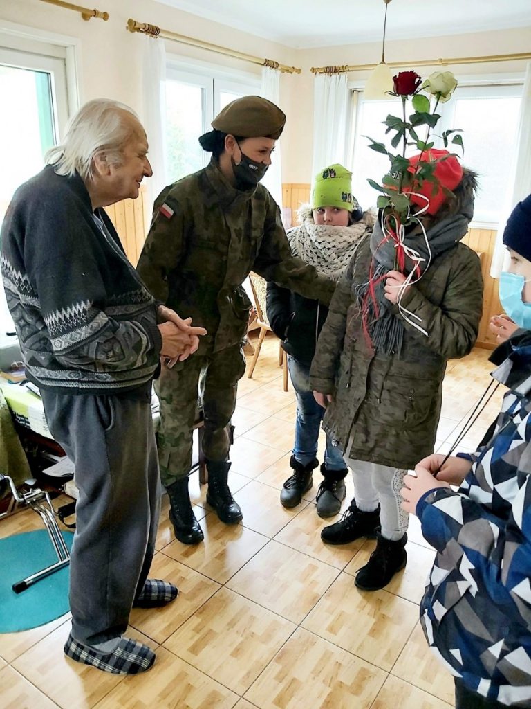zdjęcie dzieci ze Specjalnego Ośrodka Szkolno Wychowawczego u kombatantów