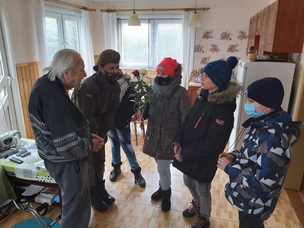 zdjęcie dzieci ze Specjalnego Ośrodka Szkolno Wychowawczego u kombatantów