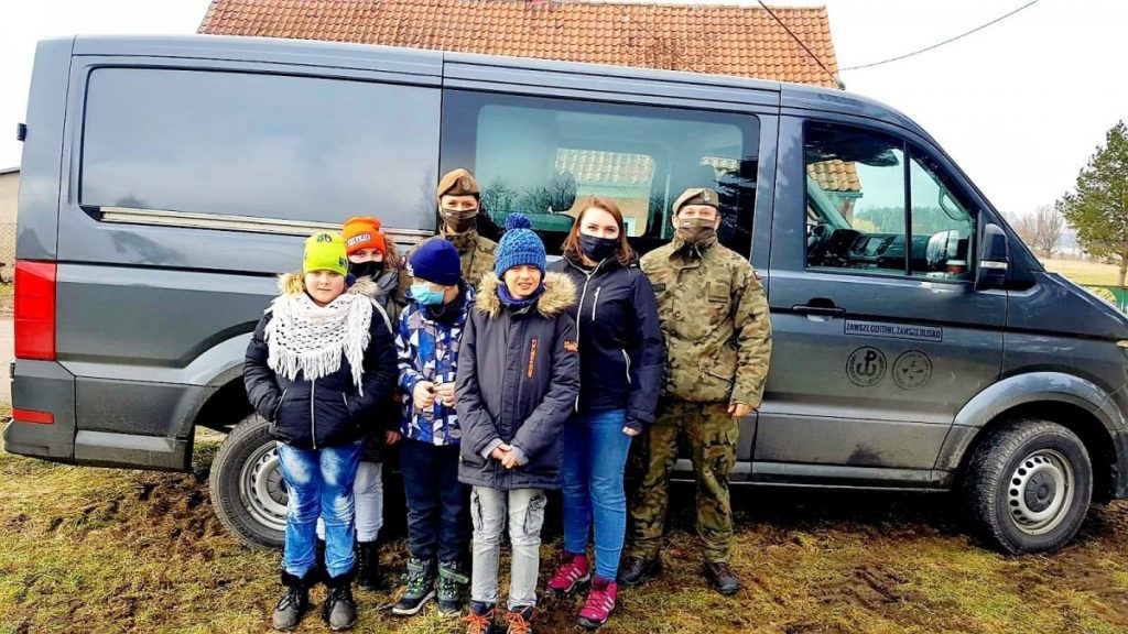 zdjęcie dzieci ze Specjalnego Ośrodka Szkolno Wychowawczego u kombatantów