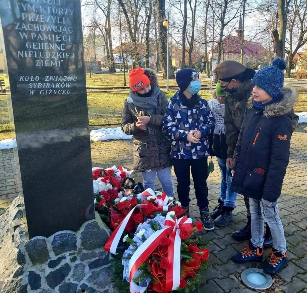 zdjęcie dzieci ze Specjalnego Ośrodka Szkolno Wychowawczego u kombatantów