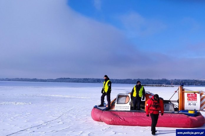 zdjecie partole policji i ratowników na mazurskich akwenach