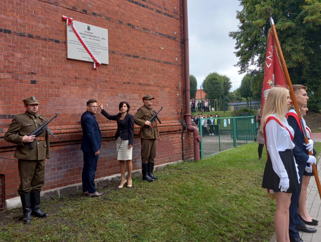 uroczystość odsłonięcia tablicy przy I LO upamiętniającej Józefa Kalecińskiego
