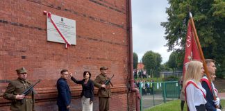 uroczystość odsłonięcia tablicy przy I LO upamiętniającej Józefa Kalecińskiego