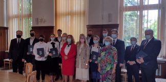 zdjęcie stypendystów z powiatu giżyckiego