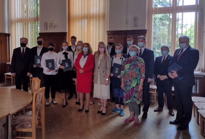 zdjęcie stypendystów z powiatu giżyckiego