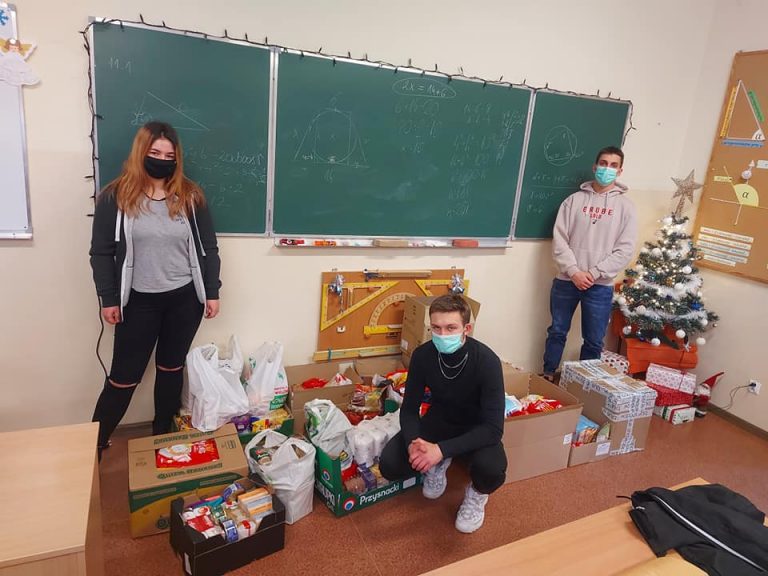 zdjęcia ze zbiorki żywności dla "promyka"