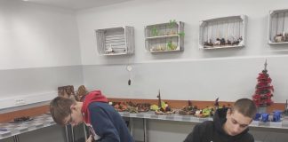 młodzież z MOS w Giżycku robi budki dla ptaków