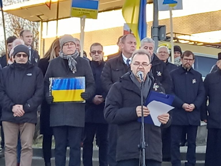 solidarni z ukrainą zdjęcia wiec i msza