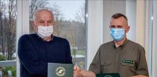 zdjęcie z podpisania porozumienia między PTTK a Nadleśnictwem