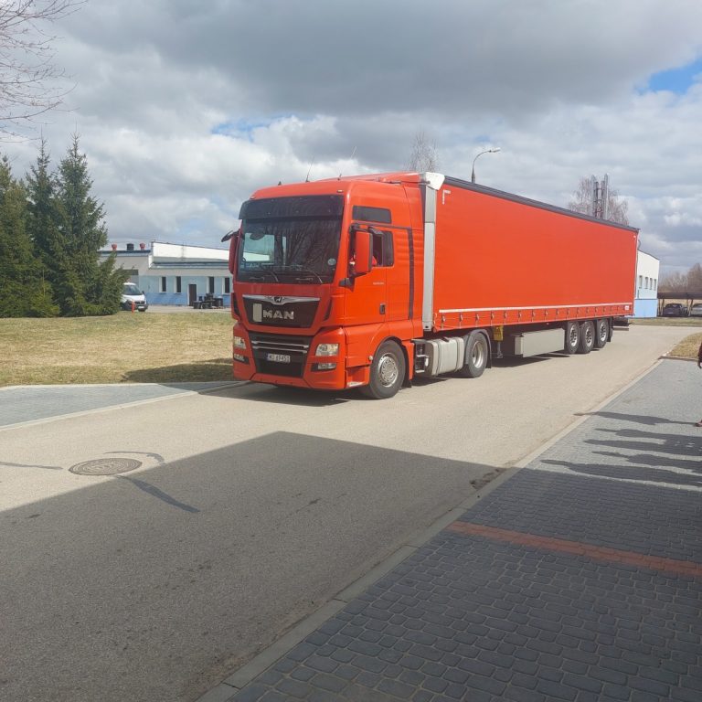 TIR z z Powiatu Saalekreis z darami dla uchodźców dotarł do Giżycka