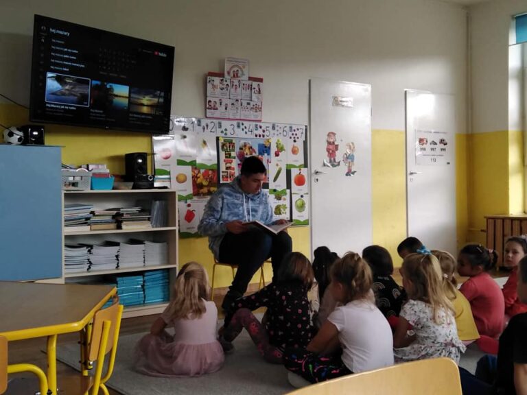 Czytanie w ramach Międzynarodowego Miesiąca Bibliotek Szkolnych