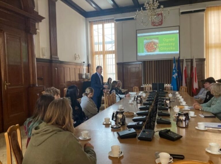 Spotkanie w sprawie ogrodu społecznego przy ul. Mickiewicza w Giżycku