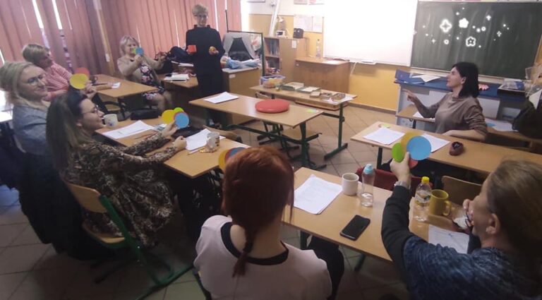 Szkoleniowe spotkanie nauczycieli z pedagogiem