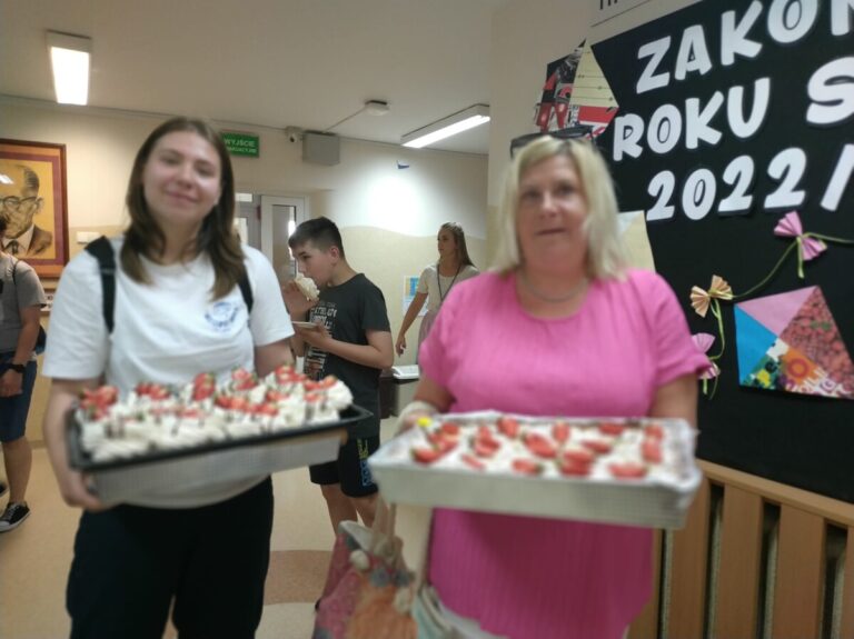Kiermasz ciast dla Weroniki w SOSW