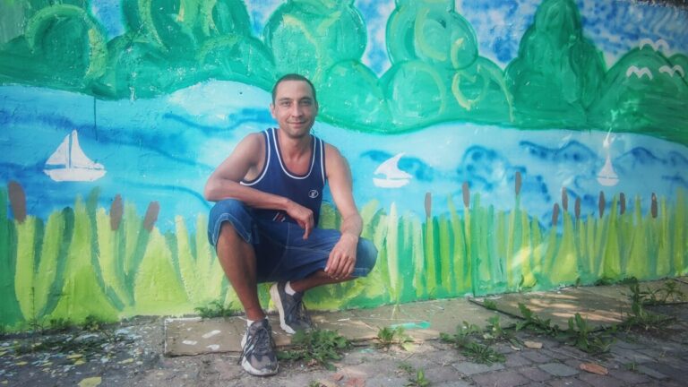 Wakacyjny, letni mural przyozdobił podwórkowe ściany ŚDS w Rynie