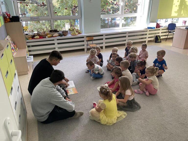 Starsi czytają młodszym