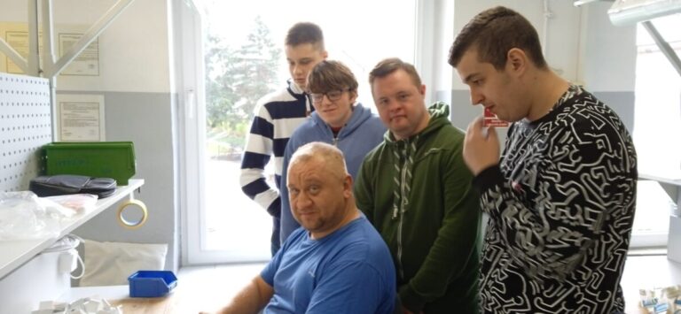 Uczniowie SOSW z wizytą w Spółdzielni Inwalidów „Pokój” w Rynie