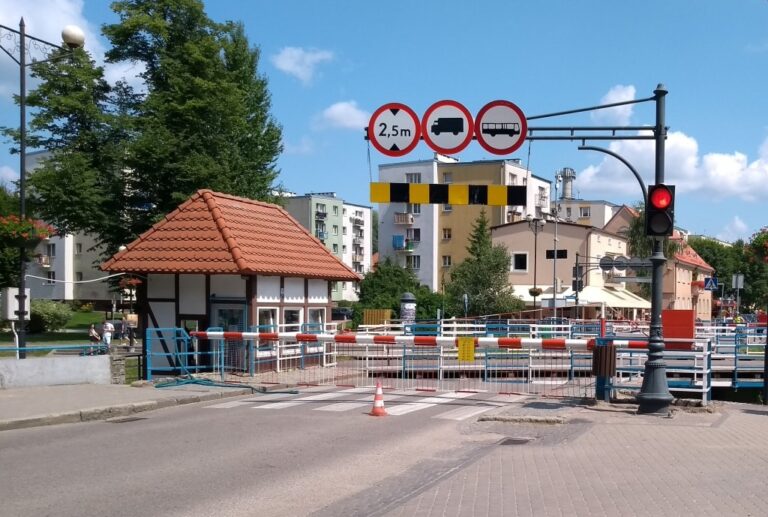 Most obrotowy zamknięty dla ruchu kołowego