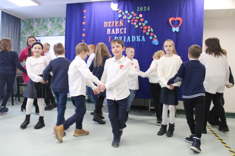 Uczniowie SP2 z wizytą w DPS z okazji Dnia Babci i Dziadka