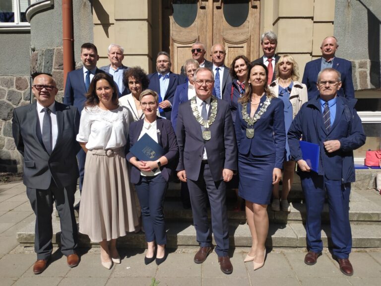 Pierwsza sesja Rady Powiatu w Giżycku. Starostą został Mirosław Dariusz Drzażdżewski.