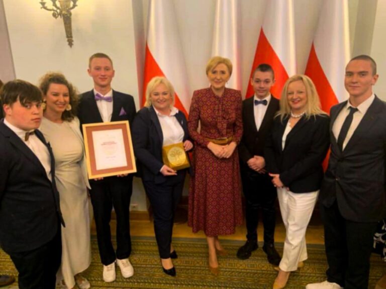 MOS odebrał nagrodę z rąk Pierwszej Damy