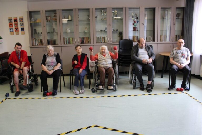 Choć aura nie rozpieszcza, w Domu Pomocy Społecznej w Giżycku nikt się nie nudzi