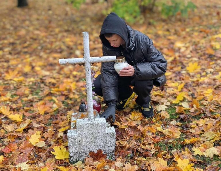 Uczniowie SOSW stawiają lampki na zapomnianych mogiłach