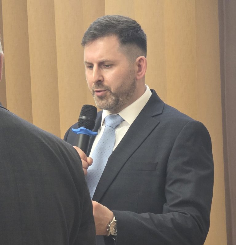 Nowy radny Powiatu Giżyckiego oraz Odznaka Honorowa dla Sekretarz Powiatu